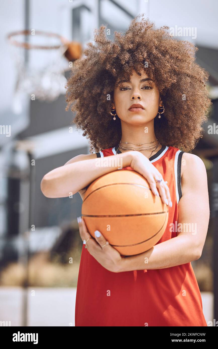 Porträt einer Basketballspielerin auf einem Platz, die draußen einen Ball hält und bereit für einen Sportwettbewerb ist. Eine angesagte und seriöse afroamerikanische Frau Stockfoto