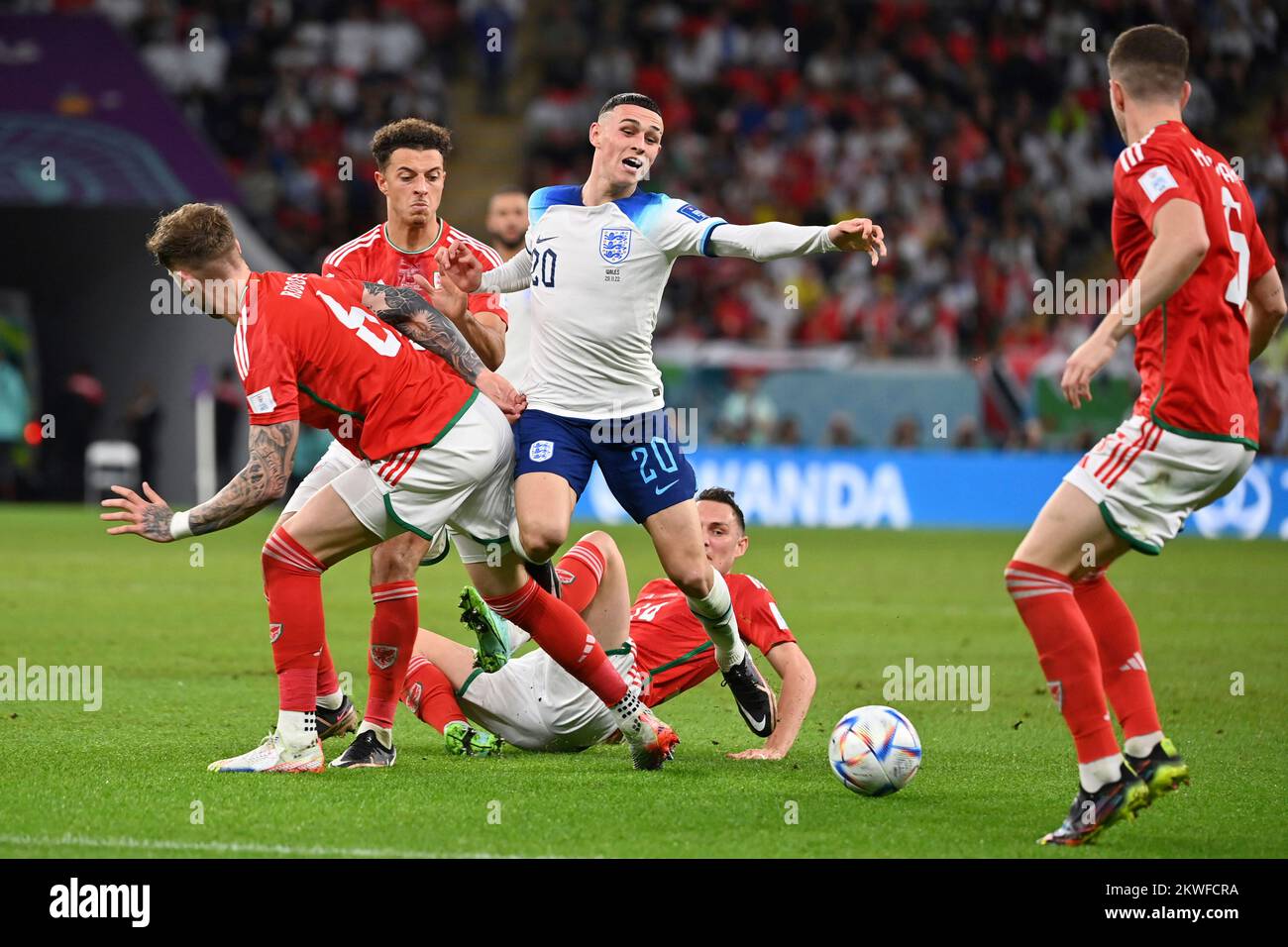 Doha, Katar. 29.. November 2022. Phil FODEN (eng), Action, Duels gegen RODON Joe (WAL) und AMPADU Ethan (WAL). Wales (WLS) - England (eng) 0-3 Gruppe Stage Group B am 29.11.2022, Ahmad bin Ali Stadium Fußball-Weltmeisterschaft 2022 in Katar ab 20,11. - 18.12.2022? Kredit: dpa/Alamy Live News Stockfoto