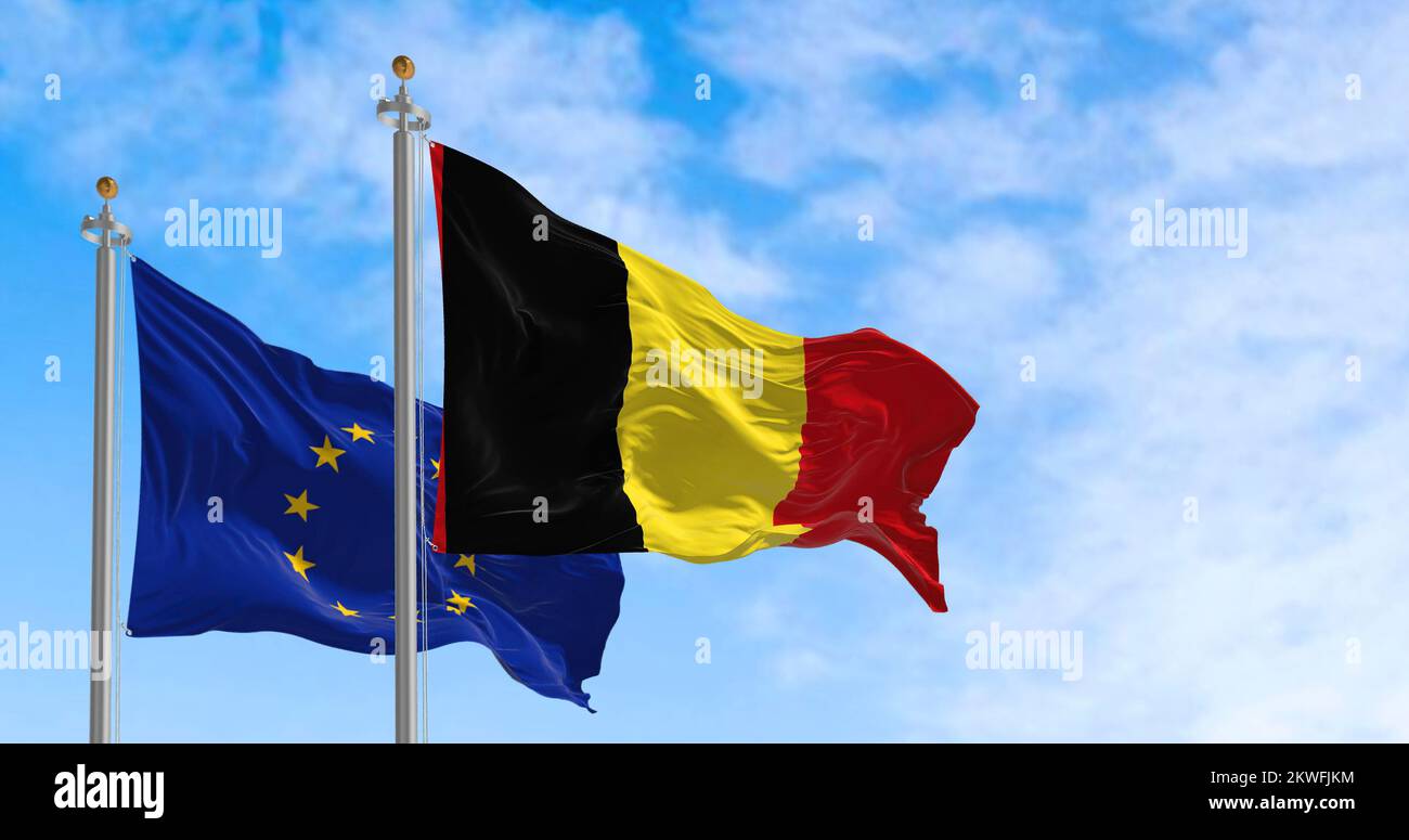 Die Flaggen Belgiens und der Europäischen Union winken an einem sonnigen Tag im Wind. Demokratie und Politik. Europäisches Land. Nahtlose Schleife in Zeitlupe. Stockfoto