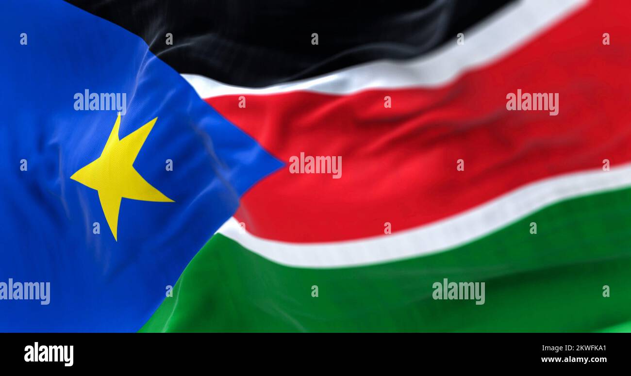 Nahaufnahme der südsudanesischen Nationalflagge, die im Wind winkt. Die Republik Südsudan ist ein zentralafrikanisches Land. Strukturierter Backgro aus Stoff Stockfoto