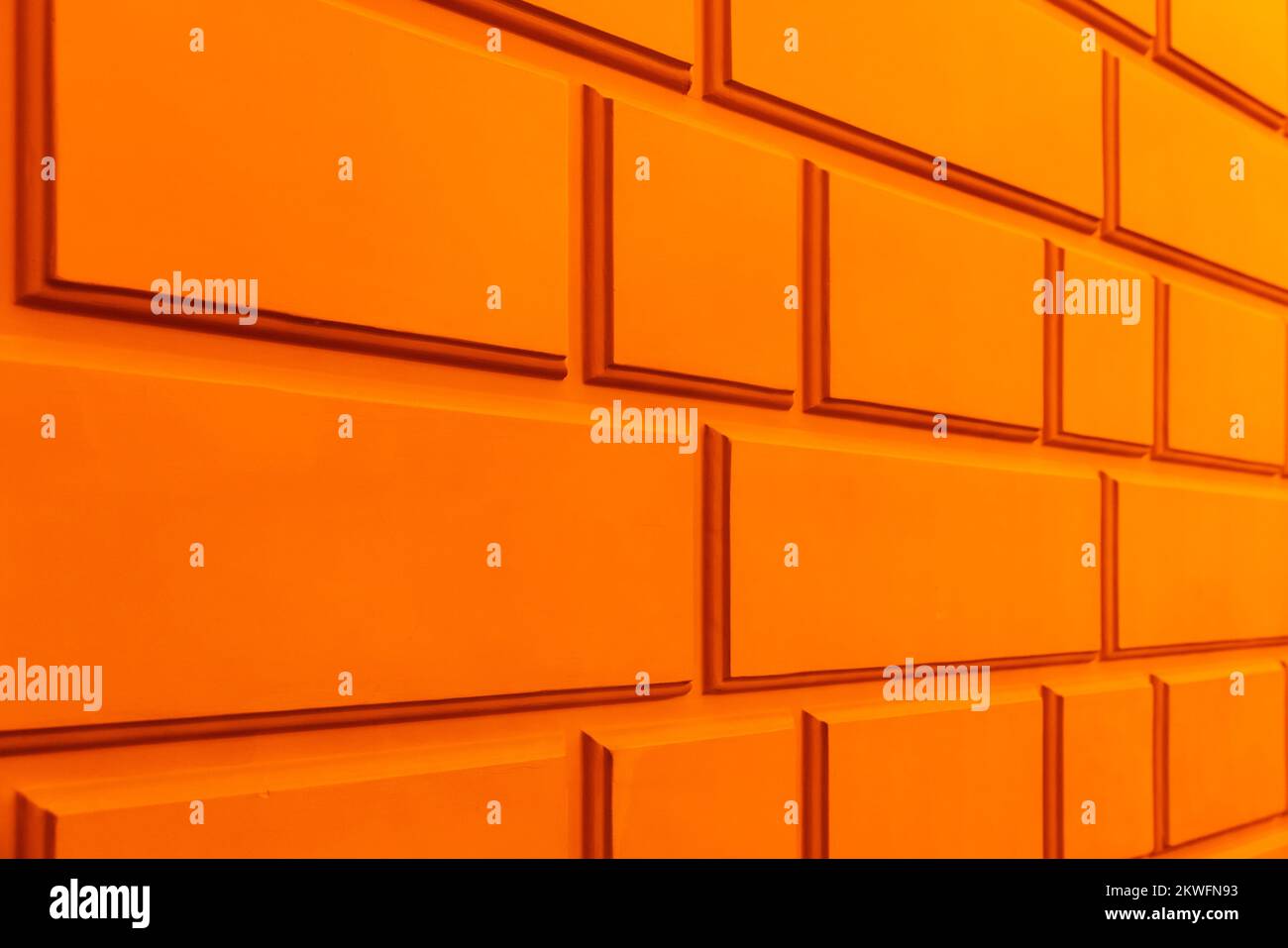 Orangefarbene Wand mit klassischem rustikalem Muster, klassische Architekturdetails, perspektivischer Blick Stockfoto