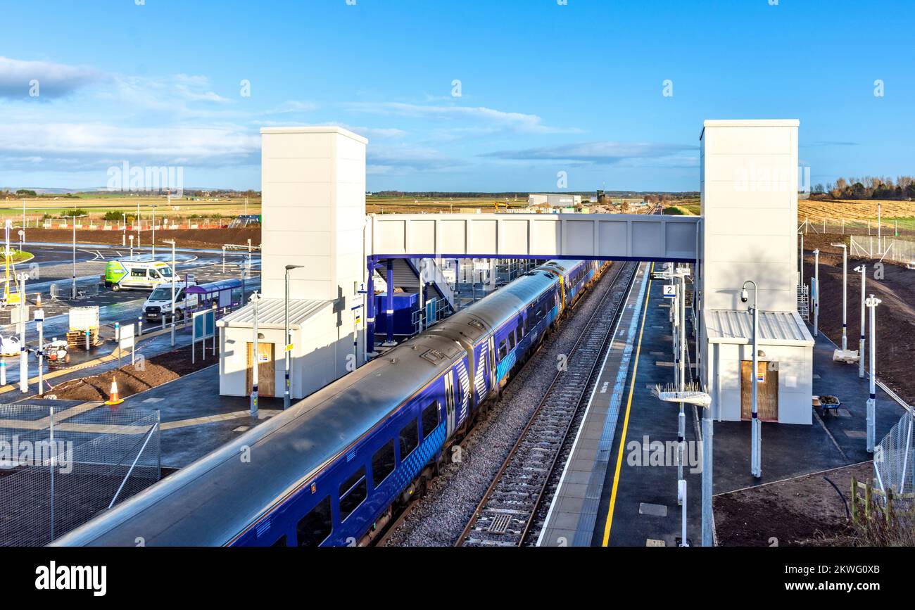 Bahnhof am Flughafen Inverness ein Scotrail-Zug steht am neuen Bahnhof Stockfoto