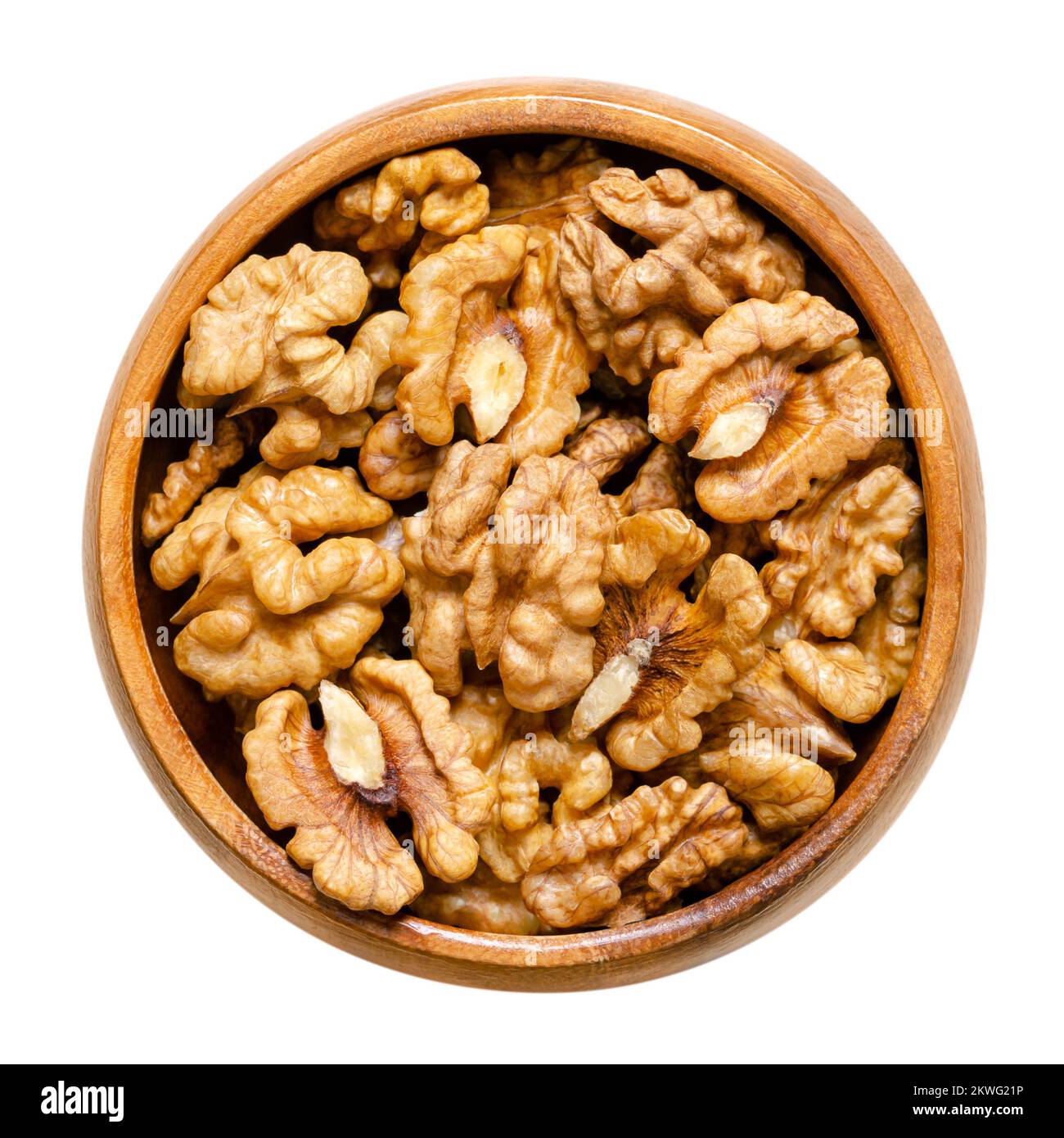 Walnusskernhälften in einer Holzschüssel. Geschälte, getrocknete Samen des Walnussbaums Juglans regia, zur Verwendung als Snack oder zum Backen. Stockfoto