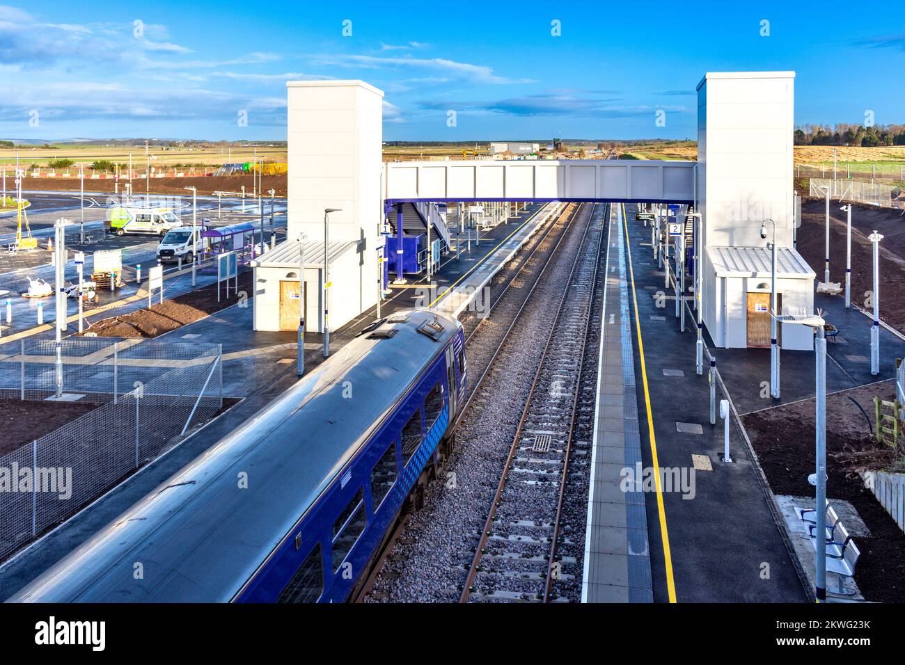 Bahnhof Inverness Airport Scotrail Diesel-Zug nähert sich den neuen Bahnhöfen Stockfoto