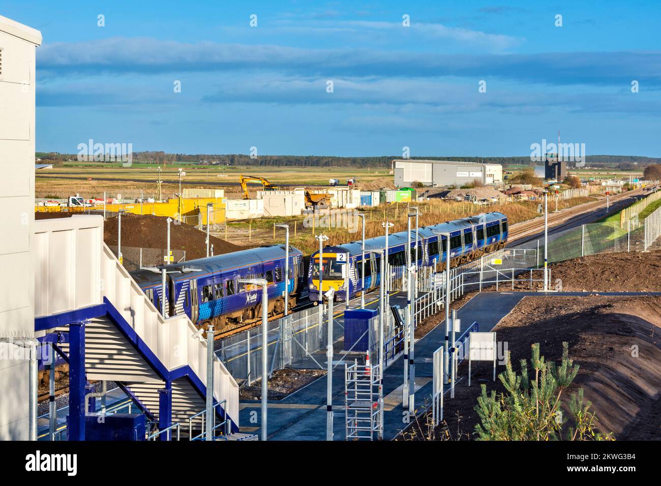 Inverness Airport Railway Station Scotrail Züge passieren sich in der Nähe der Bahnsteige Stockfoto