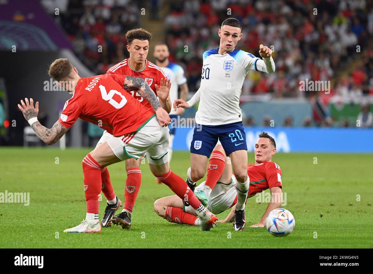 Doha, Katar. 29.. November 2022. Phil FODEN (eng), Action, Duels gegen RODON Joe (WAL) und AMPADU Ethan (WAL). Wales (WLS) - England (eng) 0-3 Gruppe Stage Group B am 29.11.2022, Ahmad bin Ali Stadium Fußball-Weltmeisterschaft 2022 in Katar ab 20,11. - 18.12.2022? Kredit: dpa/Alamy Live News Stockfoto