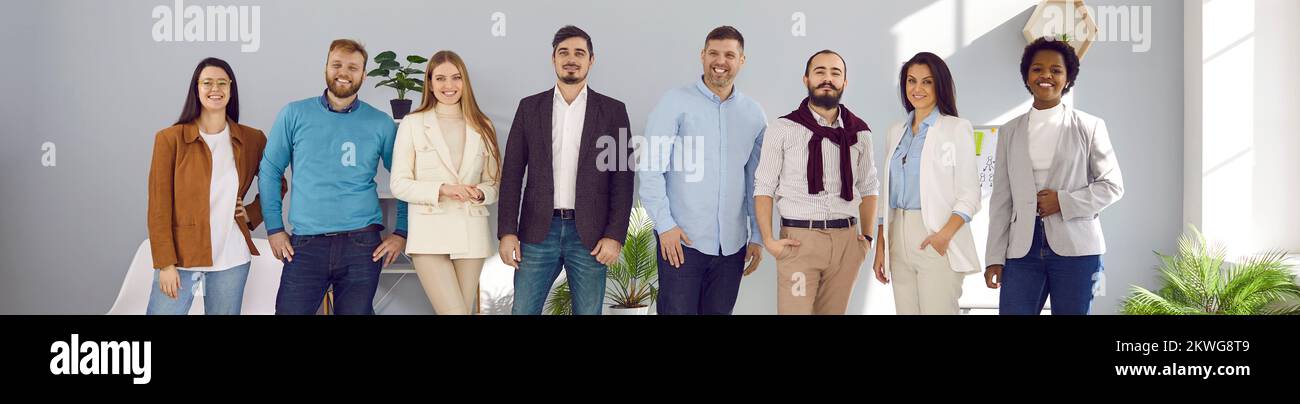 Vielfältige, glückliche Geschäftsleute, die an der Wand standen und lächelnd in die Kamera starrten, internationales Personal, erfolgreiches Porträt, Personalkonzept Stockfoto