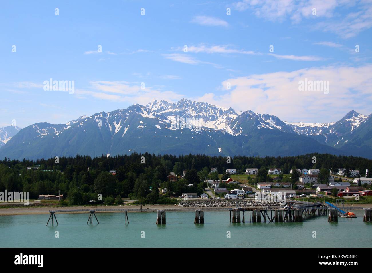 Blick auf Fort William H. Seward vom Chilkoot Inlet und die Berge im Hintergrund, Haines, Alaska, Stockfoto
