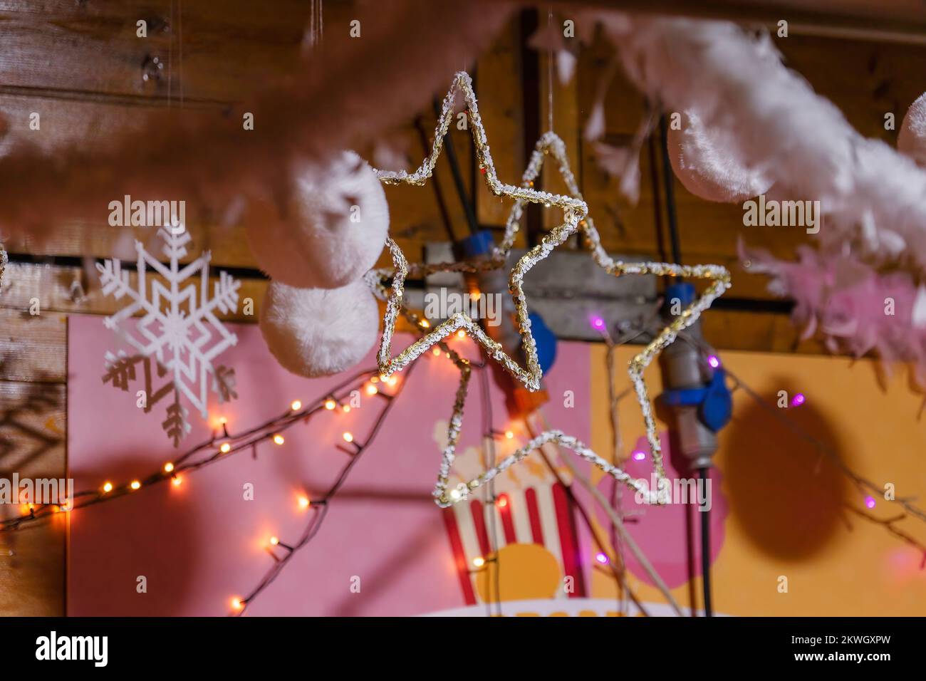 Pinkfarbene flauschige Weihnachtsbälle und Gerlandbälle dekorieren das Teenagerzimmer zu Weihnachten. Stockfoto