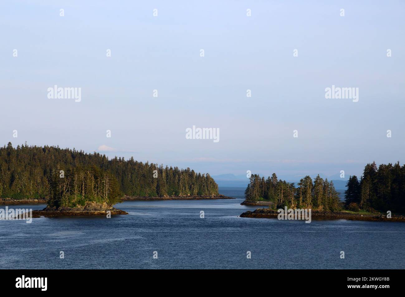 Insellandschaft an der Küste von Alaska, USA Stockfoto