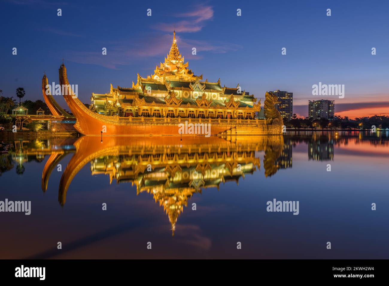 Yangon, Myanmar im Karaweik Palace in Kandawgyi Royal Lake. Stockfoto