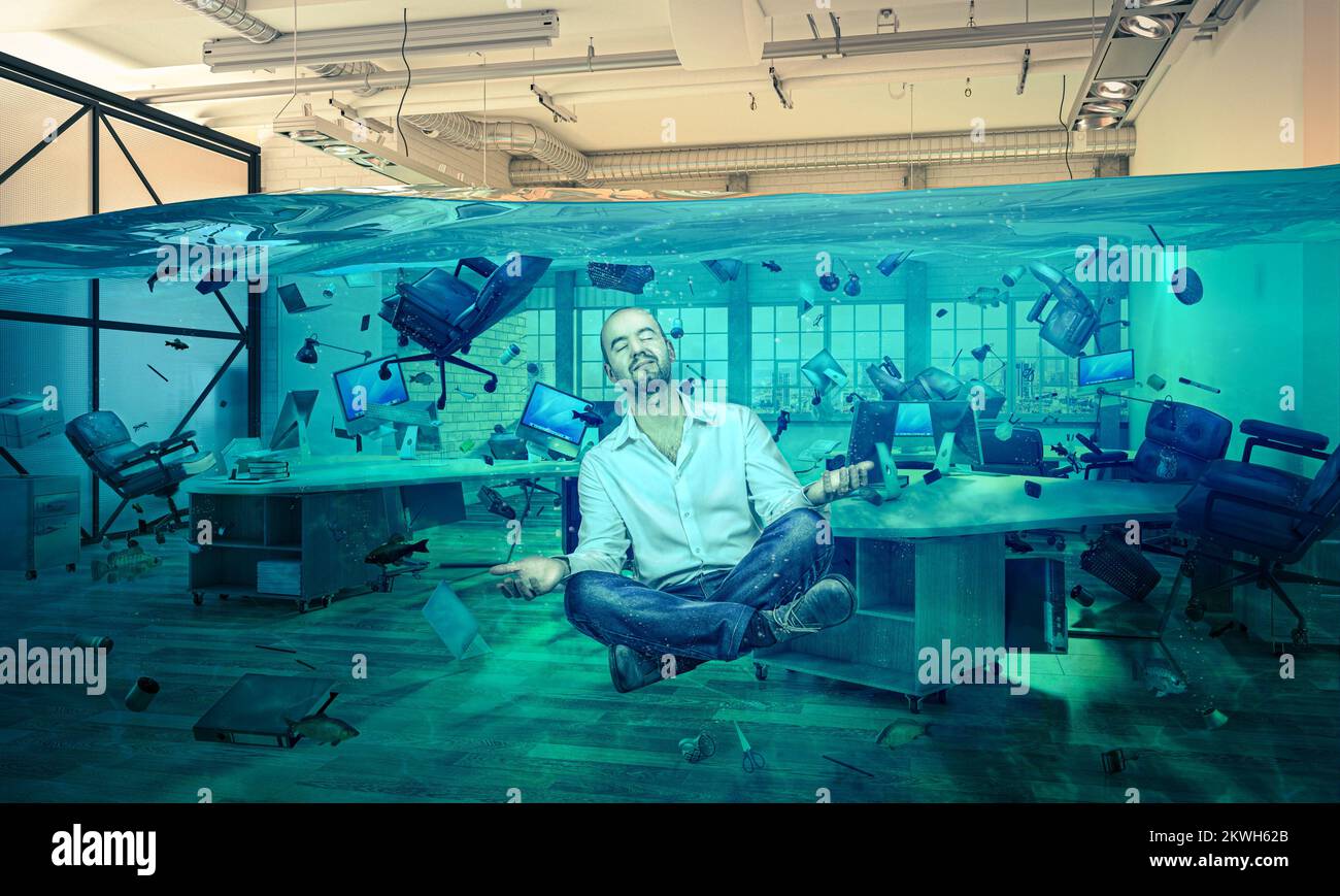 Mann in schwimmender Meditation in einem überfluteten Büro. Gelassenheitskonzept Stockfoto