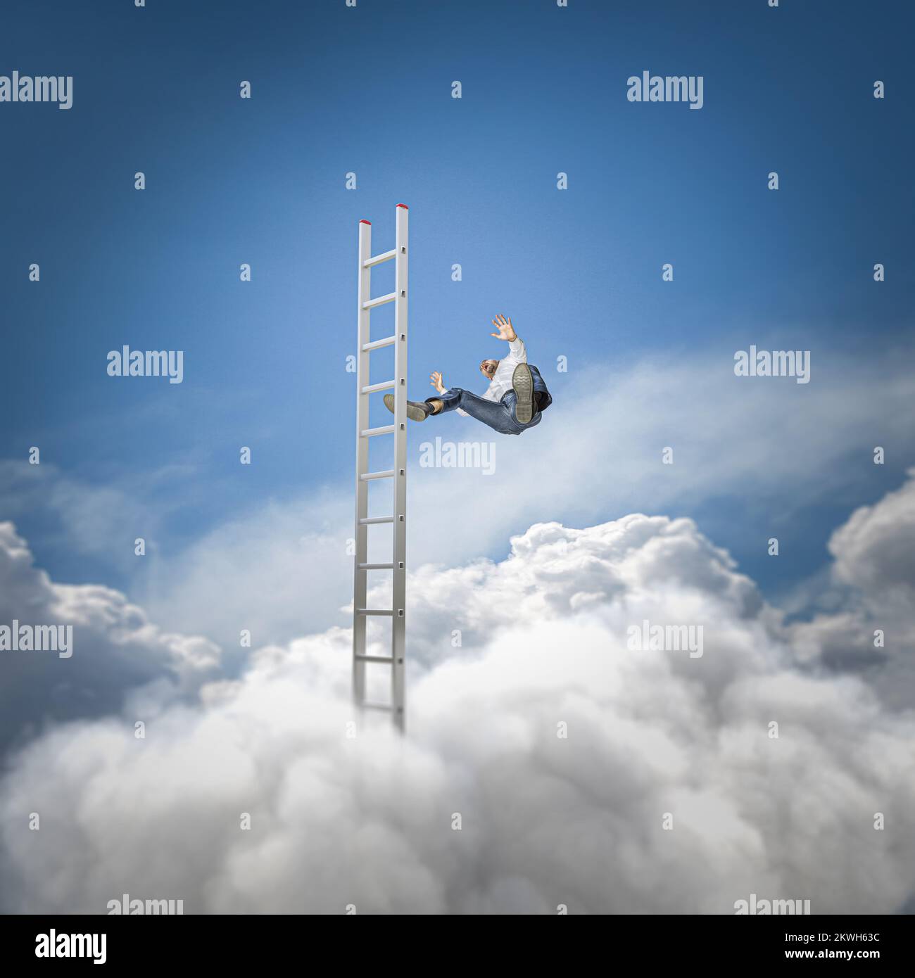 ein weißer Mann fällt von einer Leiter in den Wolken. Stockfoto