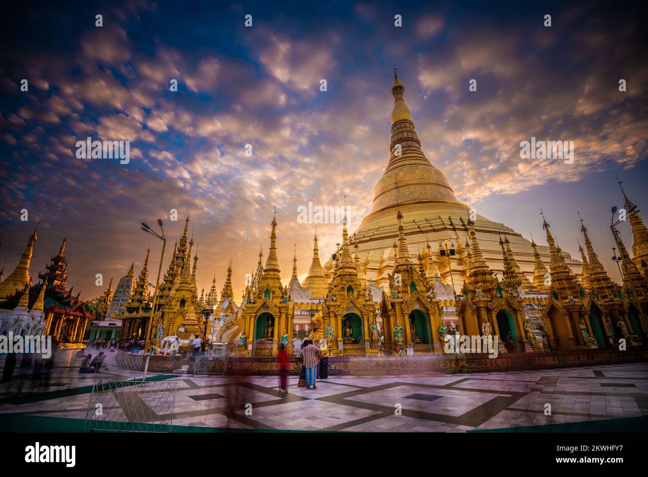 YANGON, MYANMAR - 17. OKTOBER 2015: Die Morgenanbeter besuchen die Shwedagon Pagode. Shwedagon Pagode ist die heiligste buddhistische Pagode in Myanmar. Stockfoto