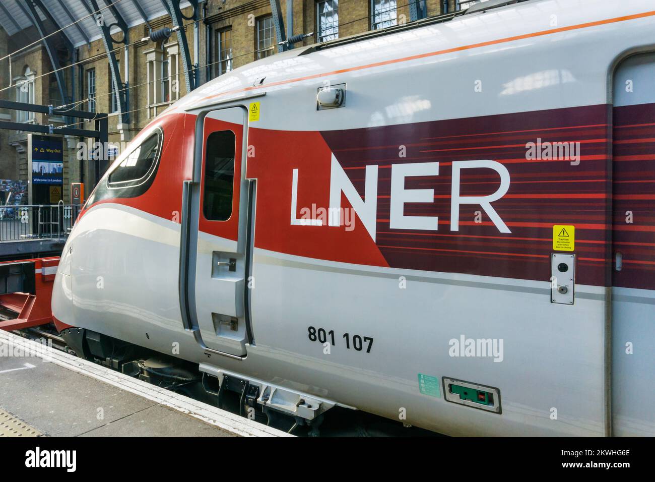 LNER Azuma Diesel-Elektro-Hybridzug am Bahnhof King's Cross in London. Stockfoto