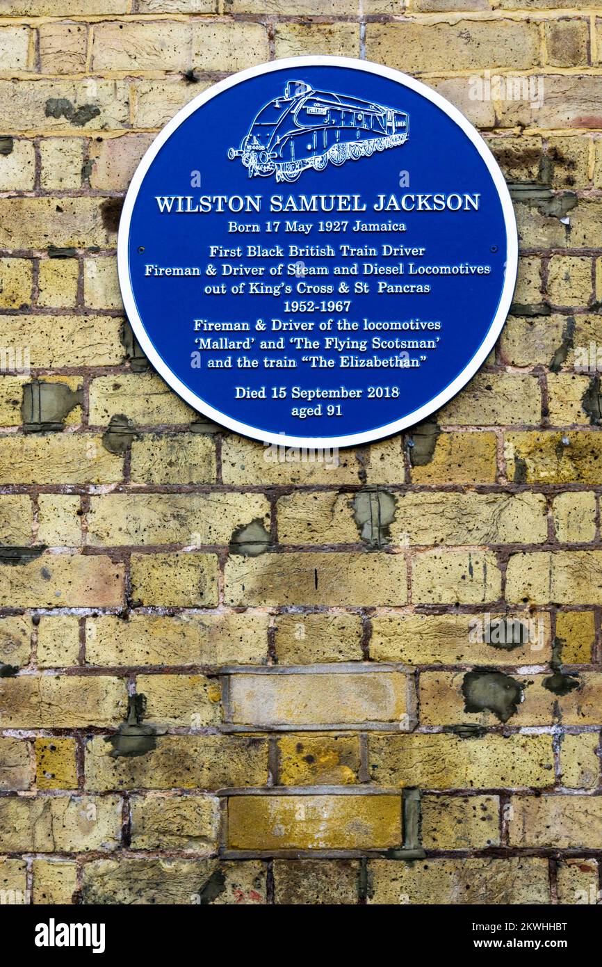 Eine blaue Tafel am Bahnhof King's Cross erinnert an Wilston Samuel Jackson, den ersten schwarzen britischen Zugführer. Stockfoto