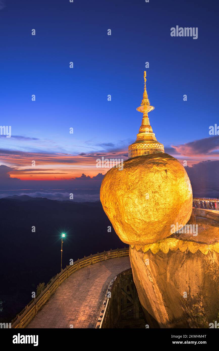 Goldener Felsen von Kyaiktiyo, Myanmar bei Nacht. Stockfoto