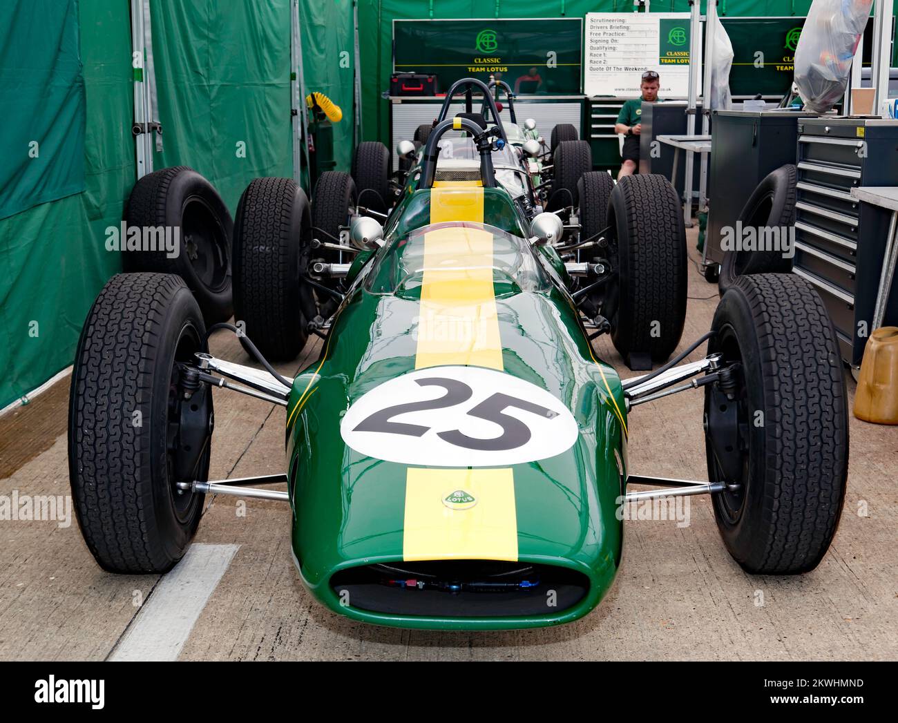 Andy Middlehursts 1962, Lotus 25 R4, sitzt in der temporären Classic Team Lotus Garage, im 2022 Silverstone Classic Stockfoto