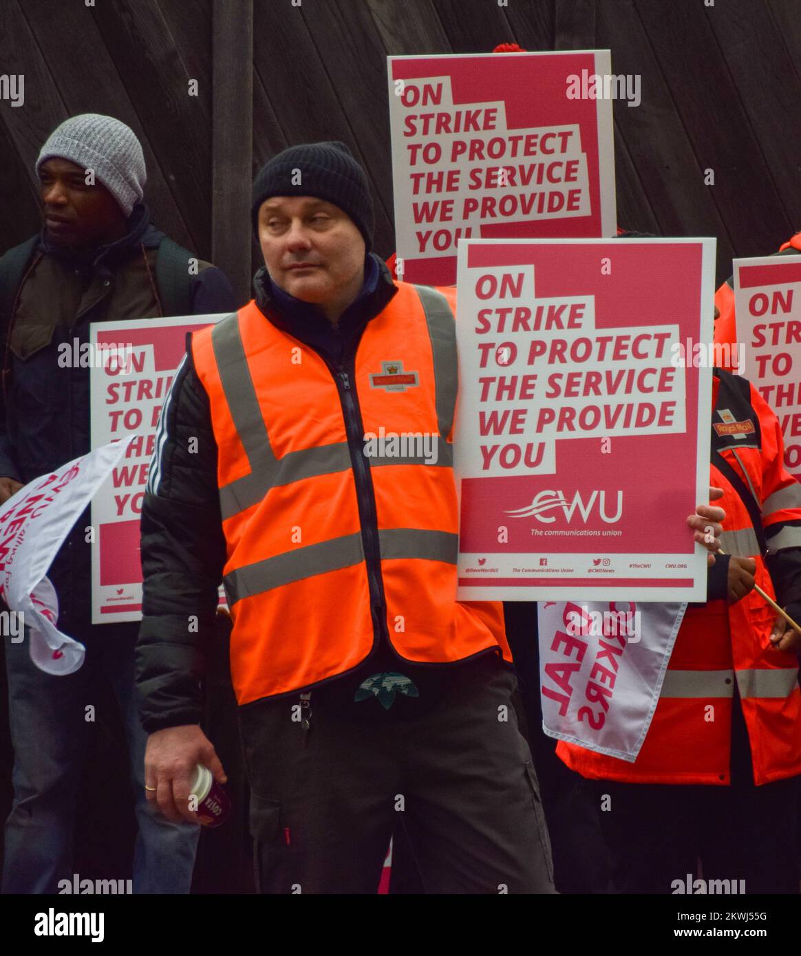 London, England, Großbritannien. 30.. November 2022. Royal Mail Workers steht an der Streiklinie vor dem Zustellungsbüro von Islington, während die Communication Workers Union (CWU) ihre Streikaktion über die Lohn- und Beschäftigungsbedingungen fortsetzt. (Kreditbild: © Vuk Valcic/ZUMA Press Wire) Stockfoto