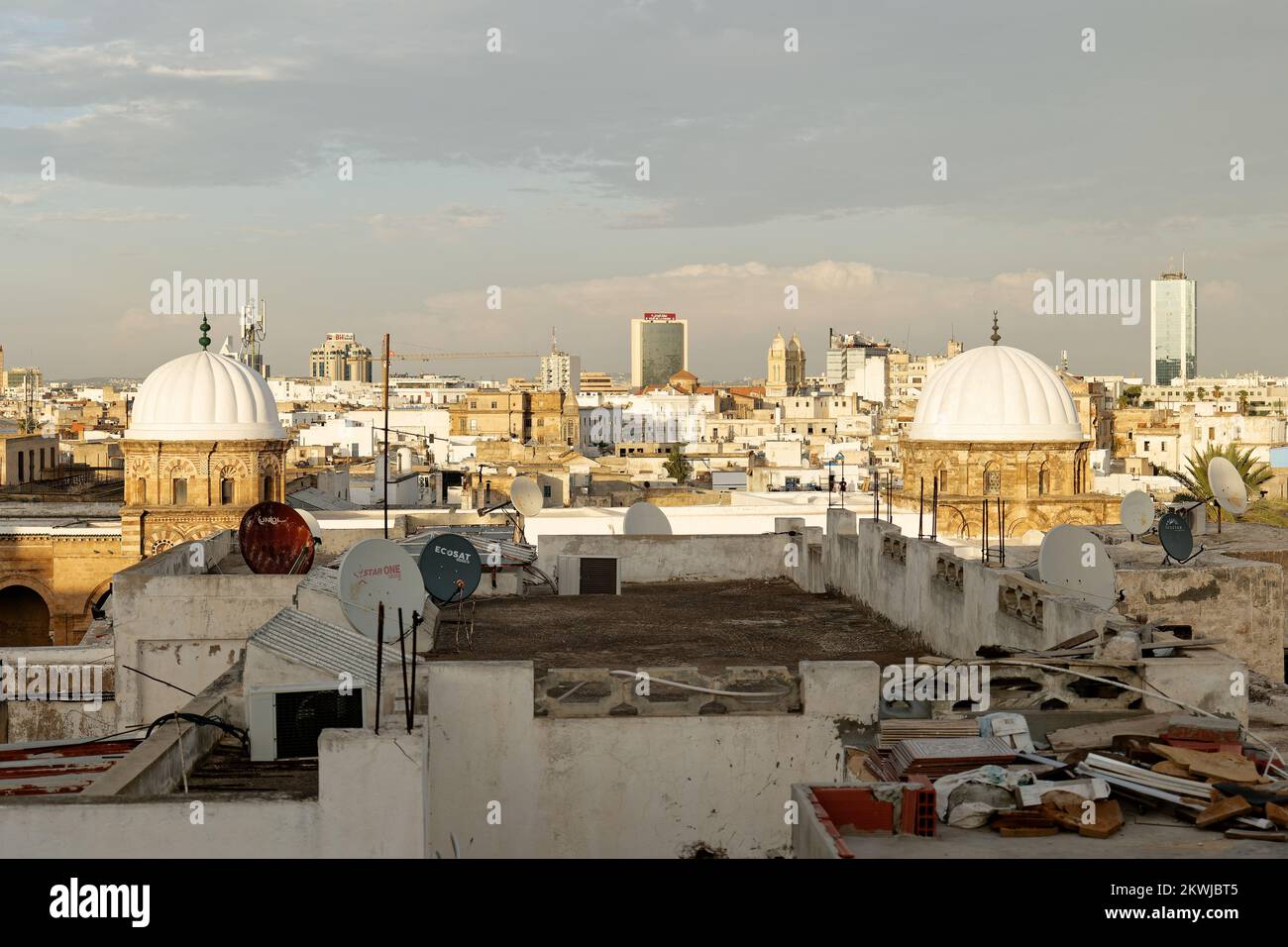 Alte Medina von Tunis. Rund 700 Denkmäler, darunter Paläste, Moscheen, Mausoleen, Madrasen und Brunnen, Bezeugen Sie diese bemerkenswerte historische Stadt. Stockfoto