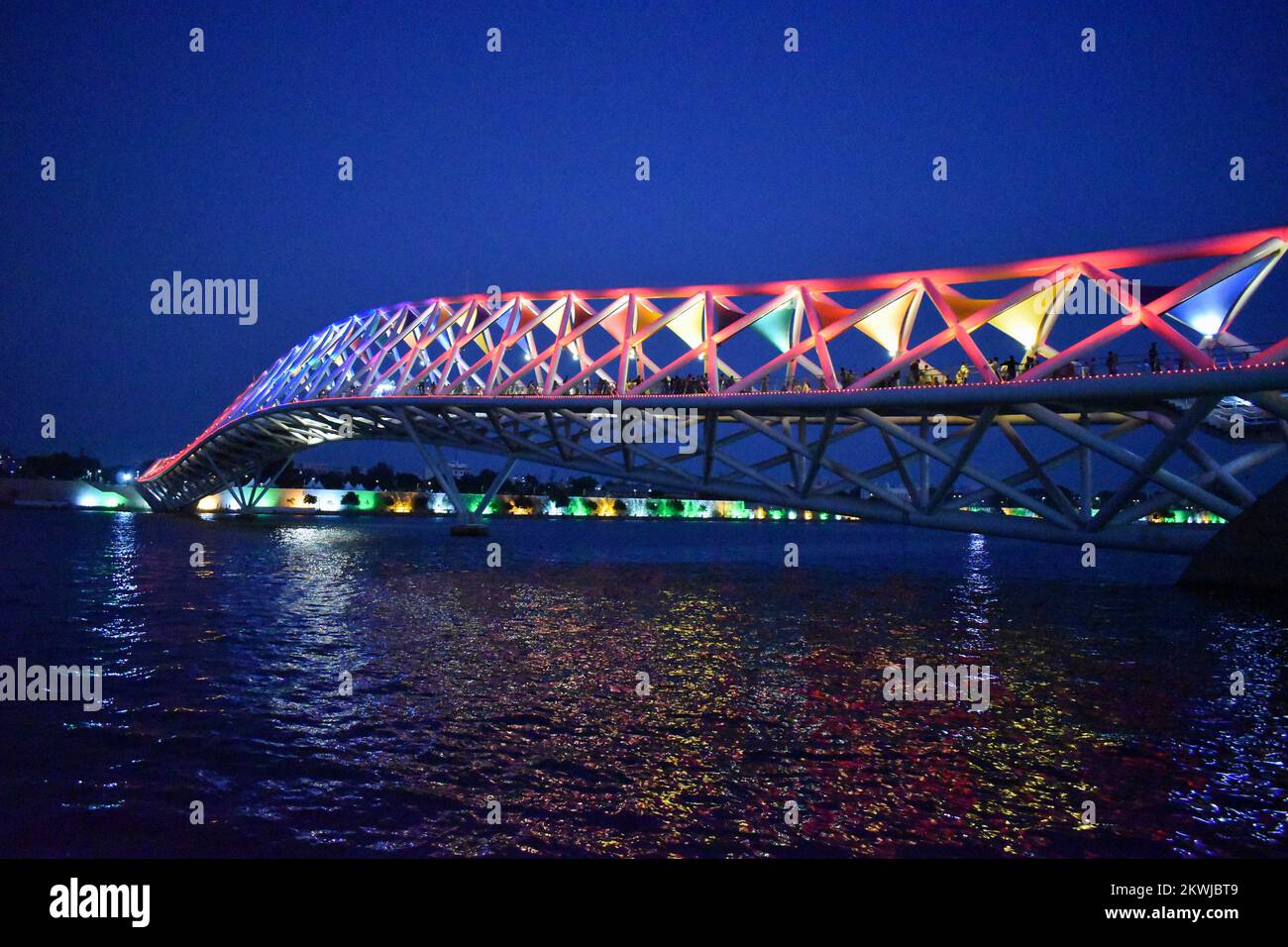 Atal-Fußgängerbrücke, eine Fußgängerbrücke am Sabarmati River, Nachtsicht, in Ahmedabad, Gujrat, Indien Stockfoto