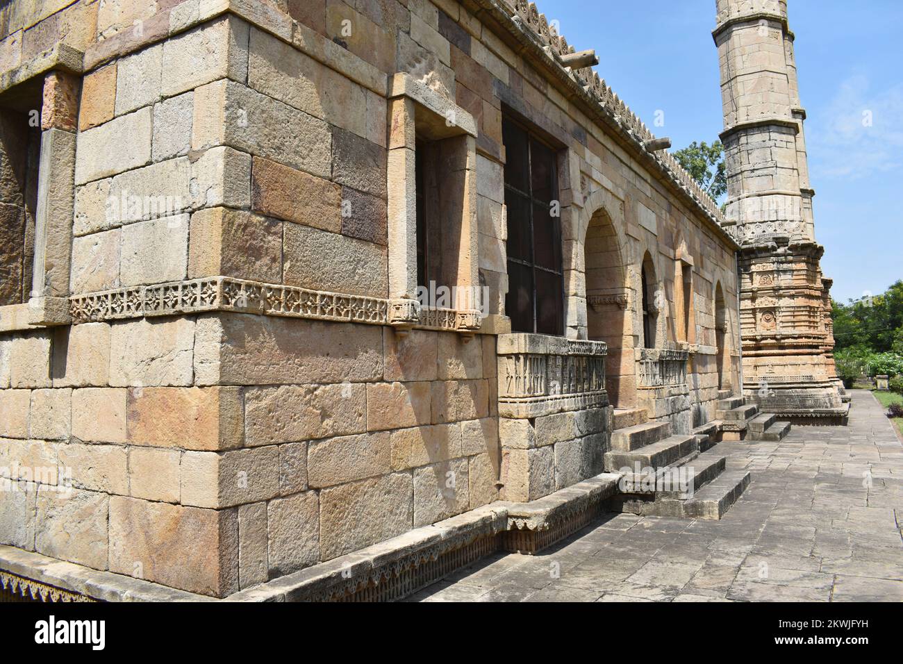 Shaher ki Masjid, Eingang Masjid - Blick von links, islamische religiöse Architektur, erbaut von Sultan Mahmud Begada aus dem 15.. Bis 16.. Jahrhundert. UNESCO-WELTKULTURERBE Stockfoto