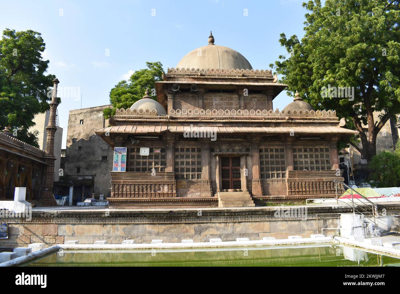 Rani SIPRI's Grab in Masjid-e-nagina, Fassade, islamische Architektur, erbaut in A.H. 920 (n. Chr. 1514) von Rani Sabrai während der Herrschaft von Sultan Muzaffar I. Stockfoto