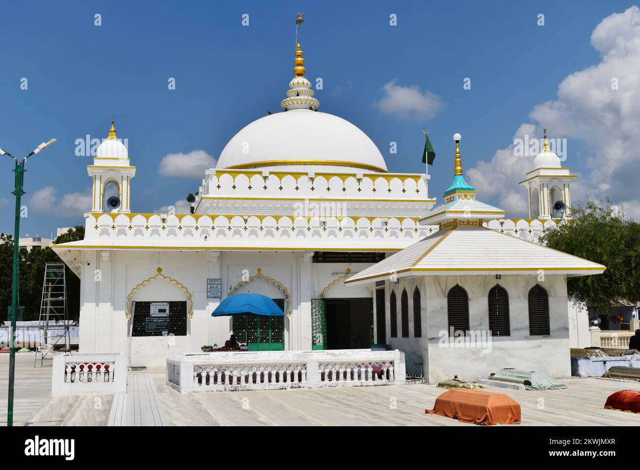 Hazrat Khwaja Hasan Khatib Chishty Rehmatullah Dargah, Fassade, in der Nähe der Bushaltestelle Dholka, Gujarat, Indien Stockfoto