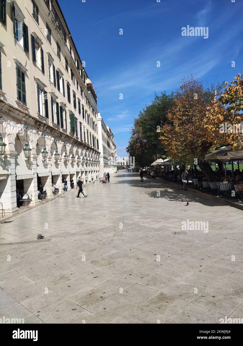 Korfu Island Griechenland, Liston Square Old Town Mit Leuten, Die Auf Der Straße Laufen Stockfoto