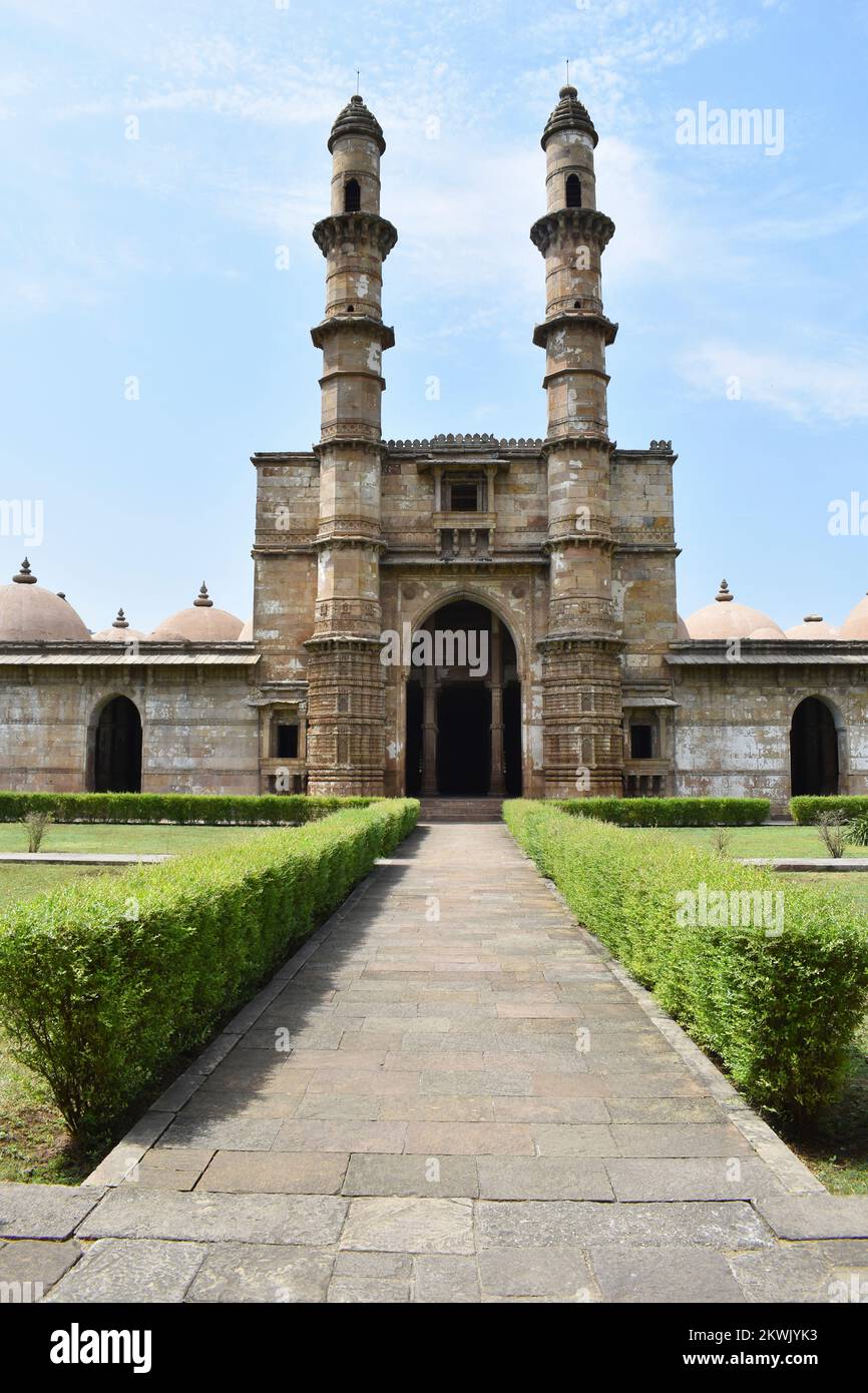 Fassade von Jami Masjid mit aufwändigen Schnitzereien in Stein, ein islamisches Denkmal wurde von Sultan Mahmud Begada im Jahr 1509, Champaner-Pavagadh Archäologisch, erbaut Stockfoto