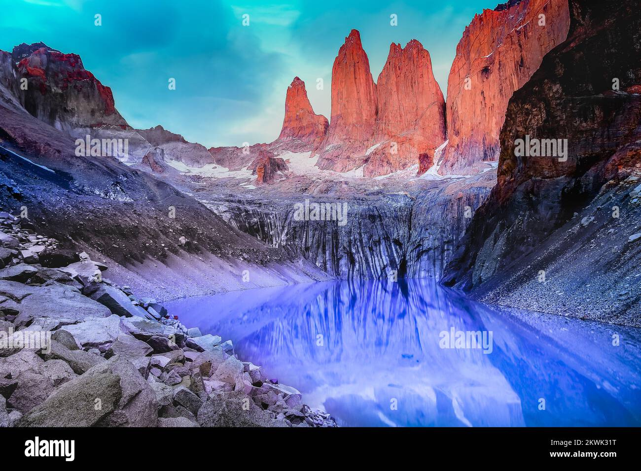 Torres Del Paine Granit bei Sonnenaufgang und Seenreflexion, chilenisches Patagonien Stockfoto