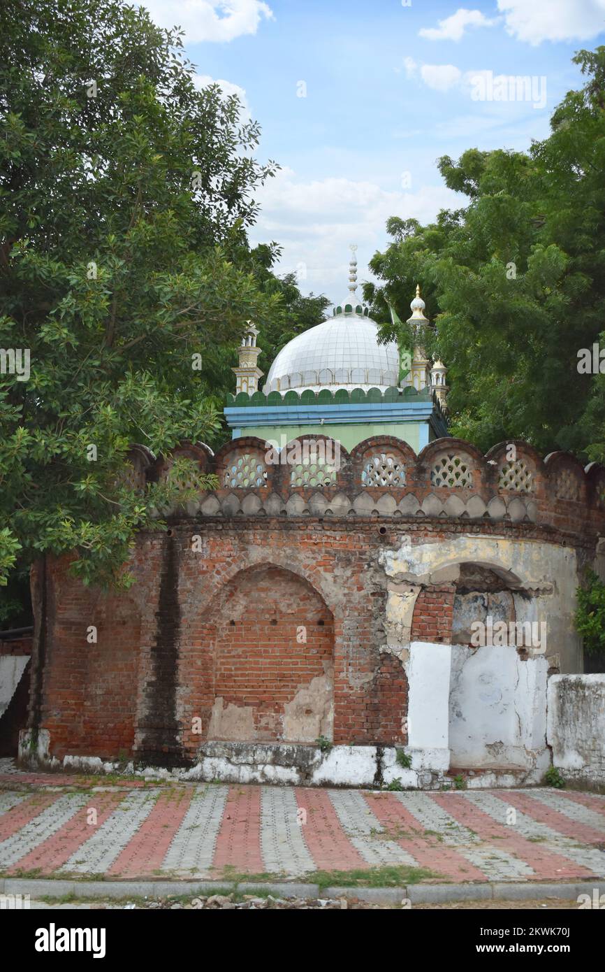 Grab von Gebanshah Pir Dargah in der Nähe des Kankaria Sees, vertikale Sicht, Ahmedabad, Gujarat, Indien Stockfoto