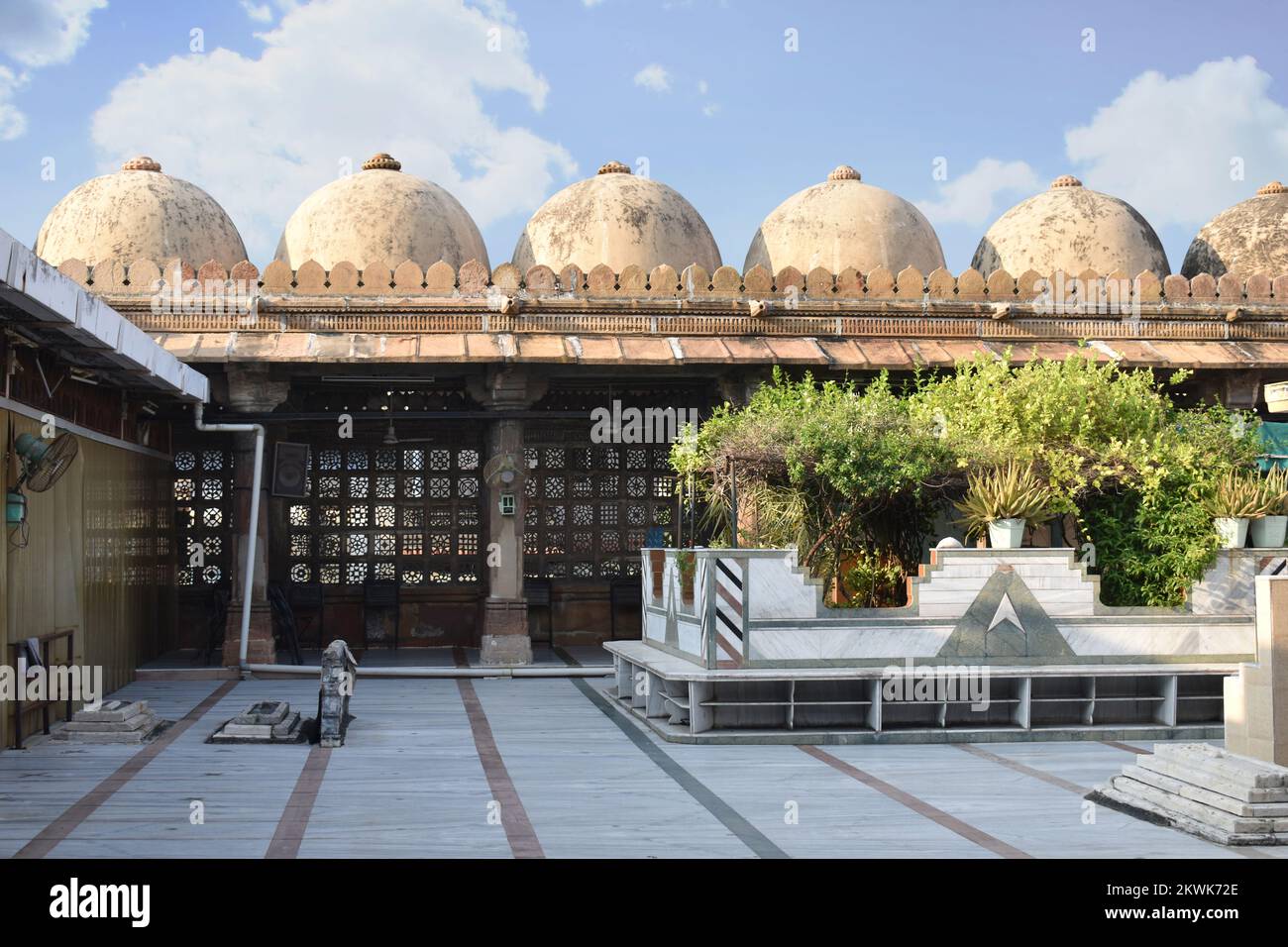 Der architektonische Korridor von Pattharwali Masjid mit komplexen Schnitzereien in Stein, ein islamisches Denkmal, in der Nähe von Dhal Ni pol, wurde vom Sohn des Nizam erbaut Stockfoto