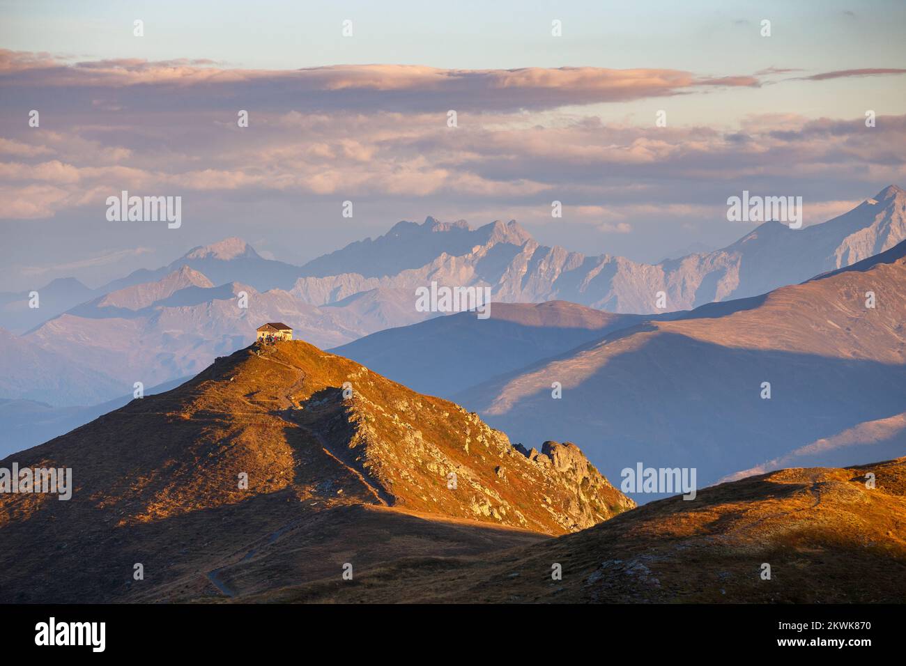 Sonnenlicht bei Sonnenaufgang. Monte Elmo (Helm) im Puster-Tal in Südtirol, Alpi Carniche. Gebirgsprofile zwischen Österreich und Italien. Stockfoto