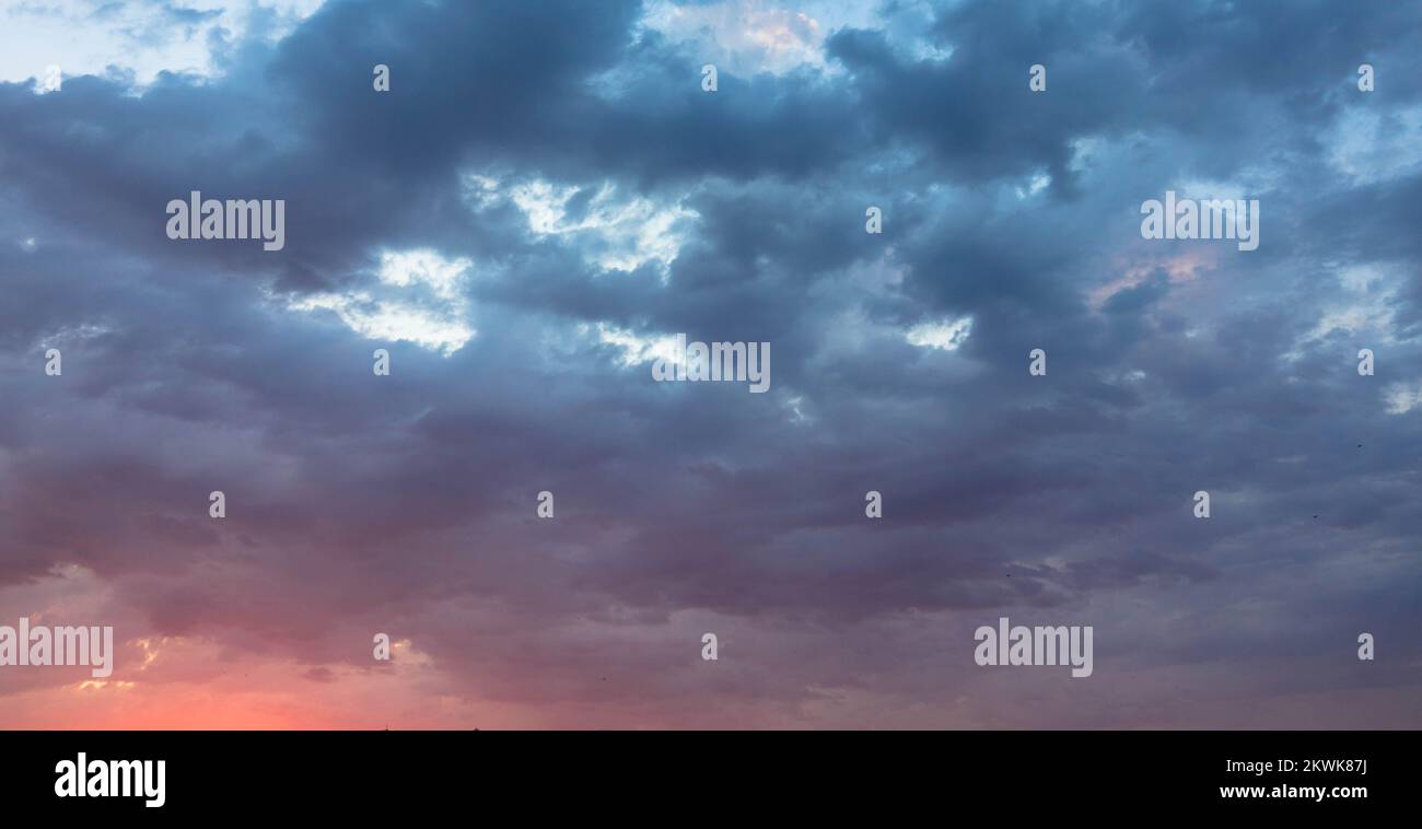 Dramatische Dämmerung Himmel und Wolken Hintergrund. Dunkelvioletter natürlicher Himmel. Dunkle Wolken, Sturm und Regen. Wetter- und Naturkonzept. Viel Platz für Text. Stockfoto