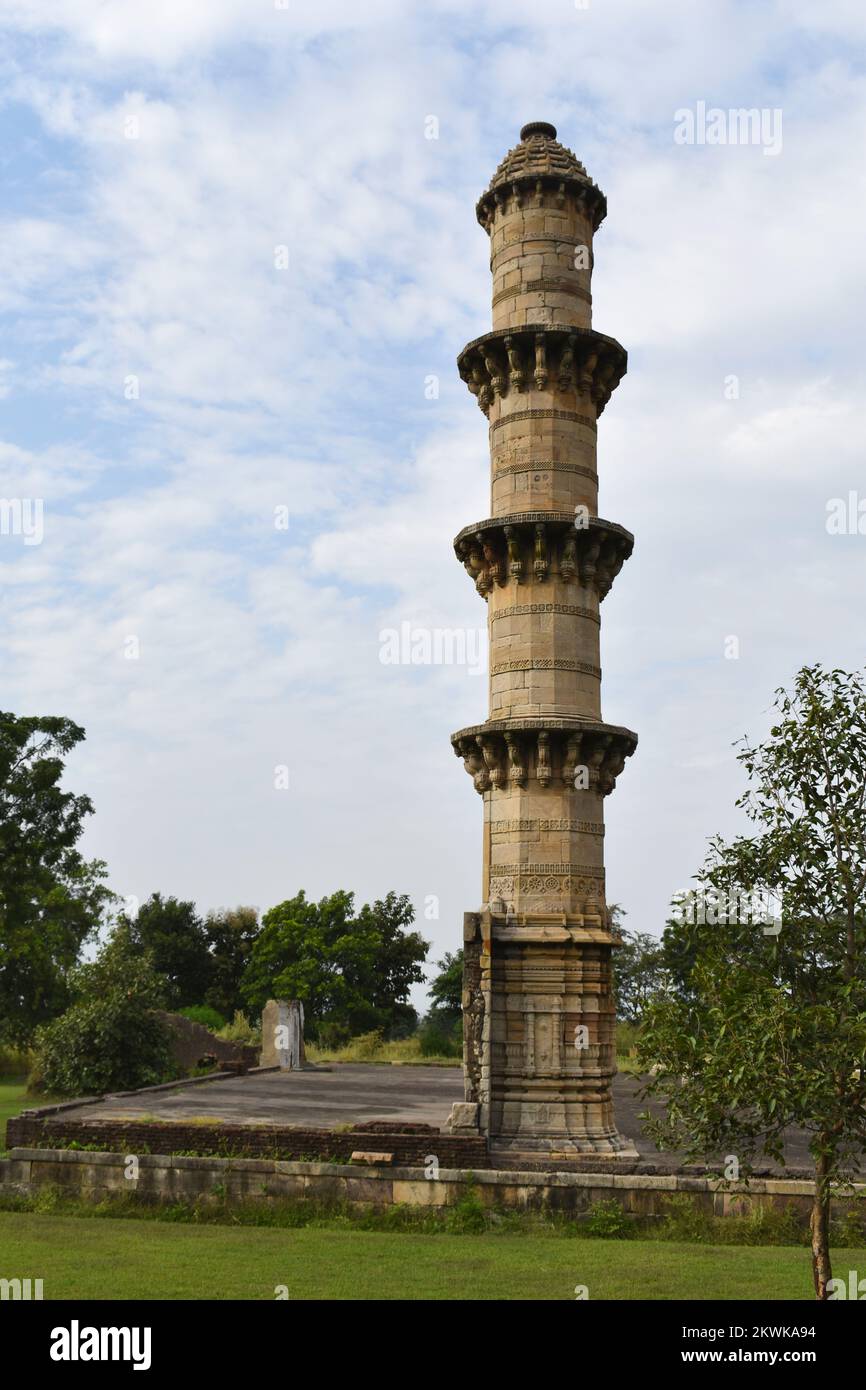 EK Minar ki Masjid: Minarettmoschee mit Seitenblick, Steinschnitzereien, erbaut von Bahadur Shah (1526–36 n. Chr.). Ein UNESCO-Weltkulturerbe, Champ Stockfoto