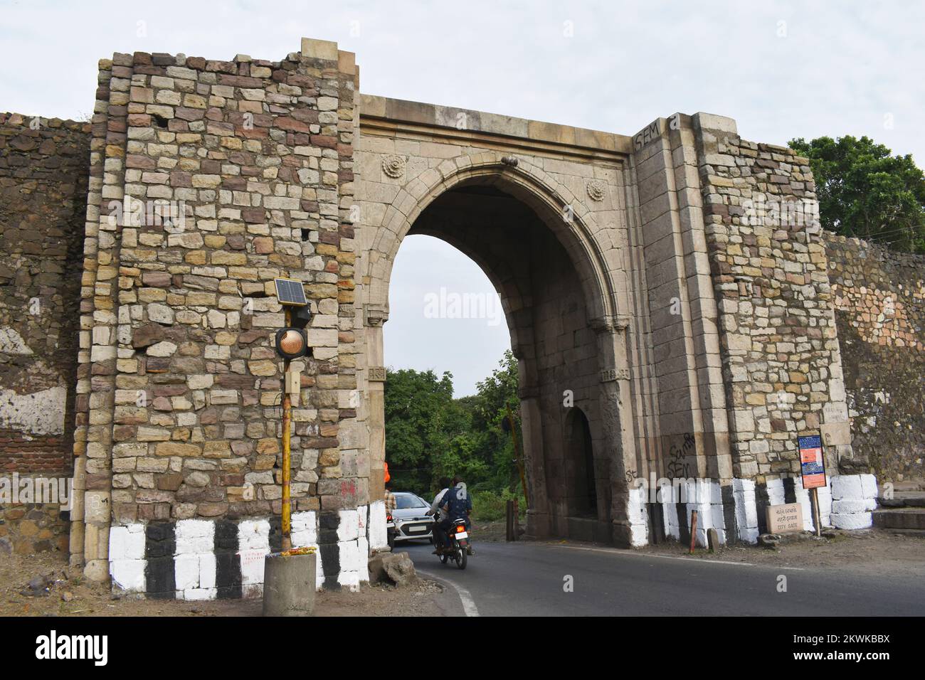 INDIEN, GUJRAT, CHAMPANER, Oktober 2022, Haupteingang von City Gate-Shaheri Darwaza, Champaner Stockfoto