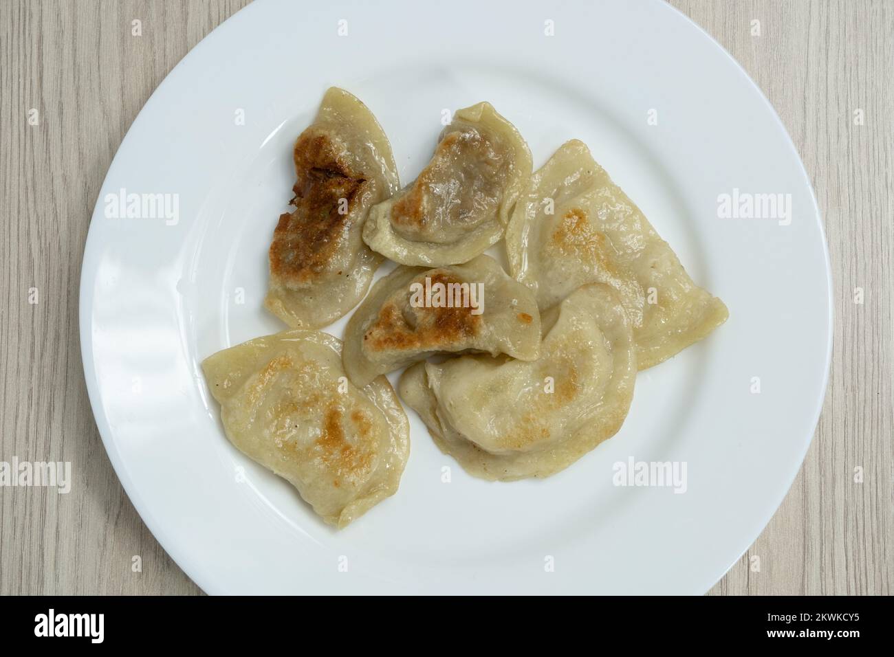 Gebratene Teigtaschen mit Kohl, Käse und Kartoffeln auf einem weißen ...