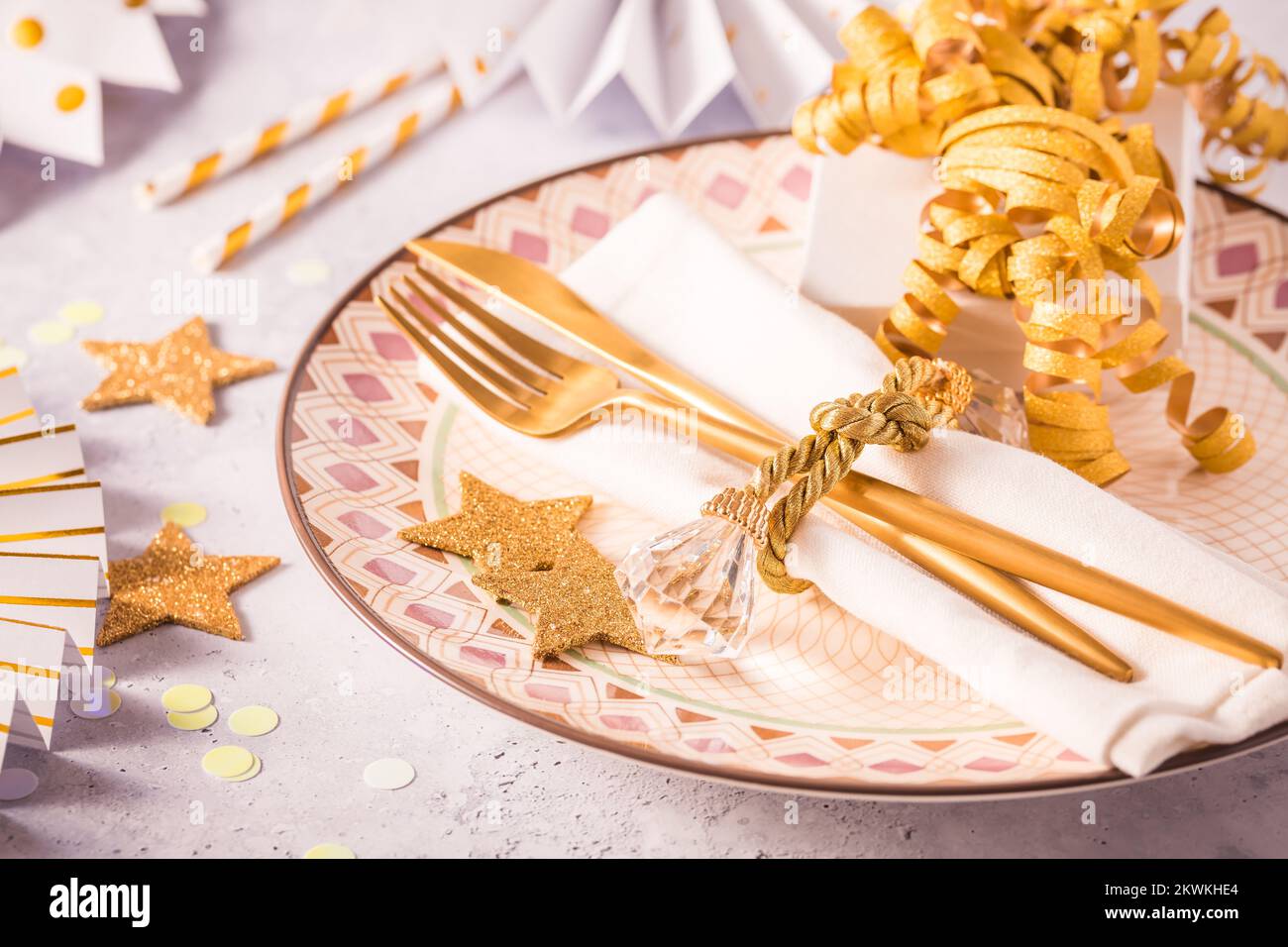 Festlicher Ort für Weihnachten und Neujahr mit goldenen Papierfächern Stockfoto