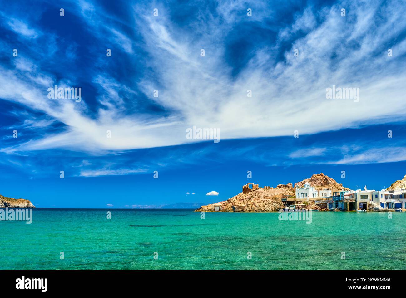 Traditionelles griechisches Fischerdorf, blaues Meer, großer Himmel, Sommer. Firopotamos, Insel Milos, Kykladen, Griechenland. Stockfoto