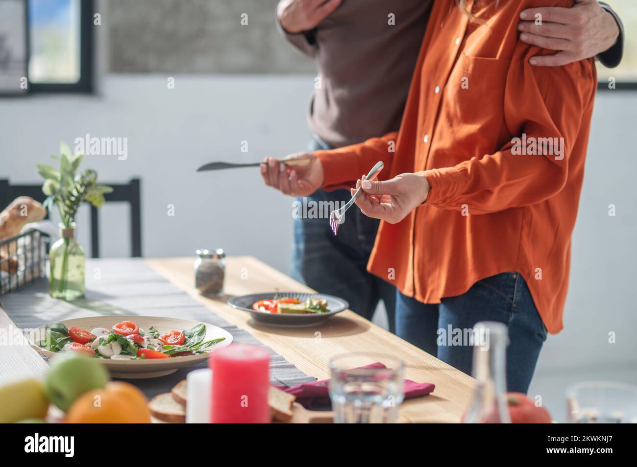 Ein Paar in der Küche bereitet sich auf ein Abendessen vor Stockfoto