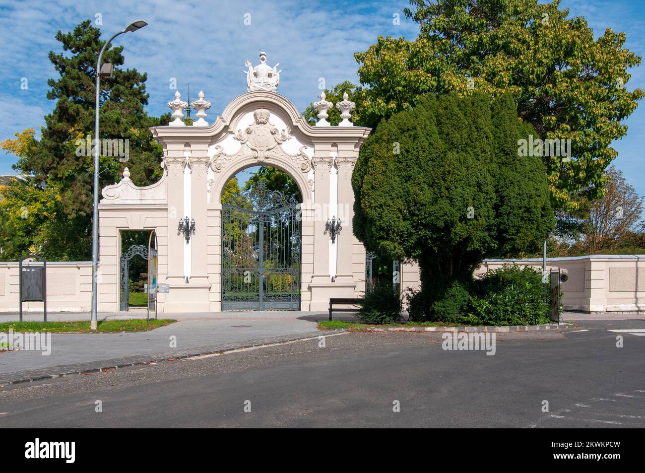Das Eingangstor zum Festetics Palace ist ein barocker Palast in der Stadt Keszthely, Zala, Ungarn. Das Gebäude beherbergt jetzt den Helikon-Palast Stockfoto