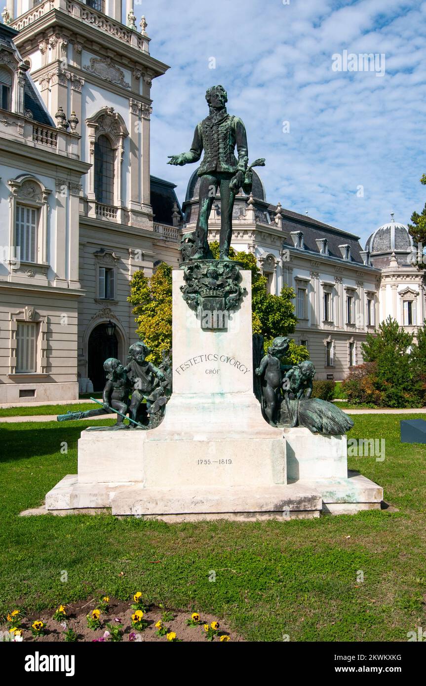 Das Festetics Palace ist ein barocker Palast in der Stadt Keszthely, Zala, Ungarn. Das Gebäude beherbergt jetzt das Helikon Palace Museum. Keszthely Stockfoto