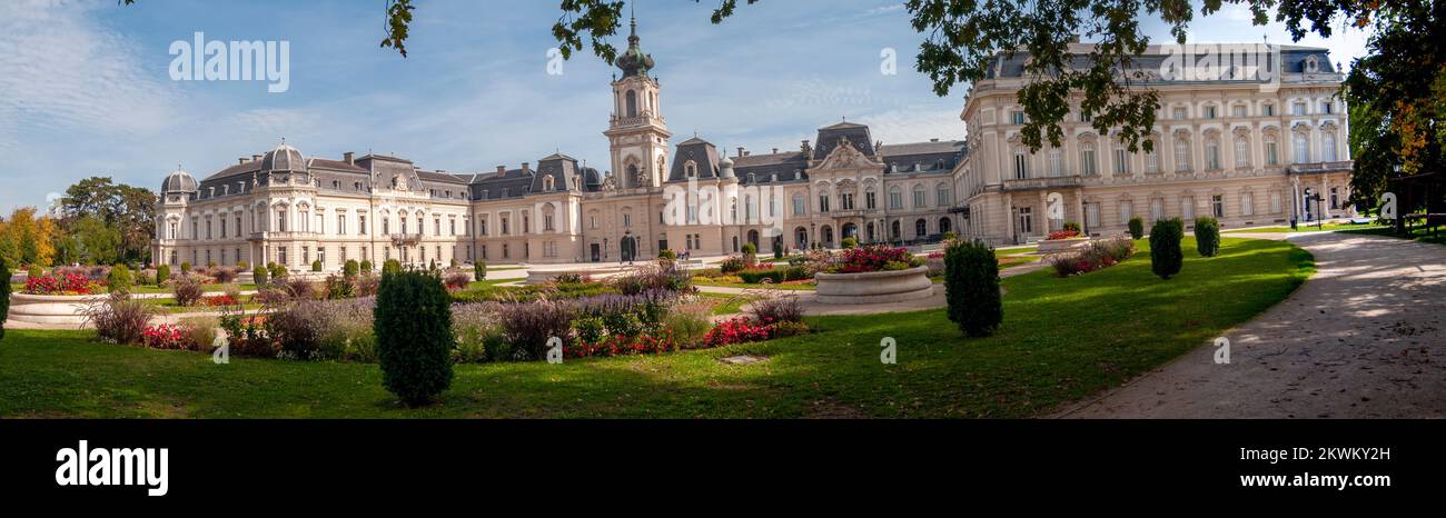 Das Festetics Palace ist ein barocker Palast in der Stadt Keszthely, Zala, Ungarn. Das Gebäude beherbergt jetzt das Helikon Palace Museum. Keszthely Stockfoto