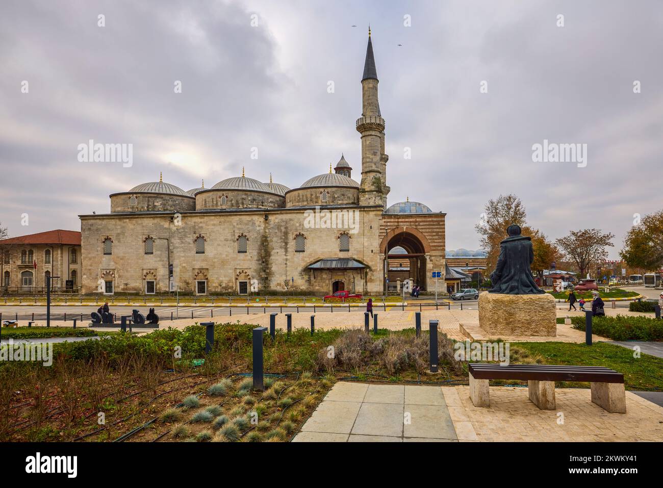 Edirne, Türkei 23. November 2022. Das Äußere mit der alten Moschee (Eski Camii), auch bekannt als große Moschee, ist eine osmanische Moschee aus dem frühen 15.. Jahrhundert in EDI Stockfoto