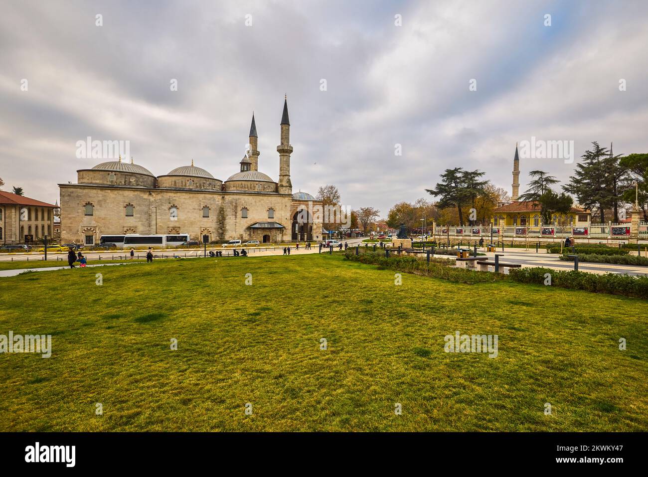 Edirne, Türkei 23. November 2022. Das Äußere mit der alten Moschee (Eski Camii), auch bekannt als große Moschee, ist eine osmanische Moschee aus dem frühen 15.. Jahrhundert in EDI Stockfoto