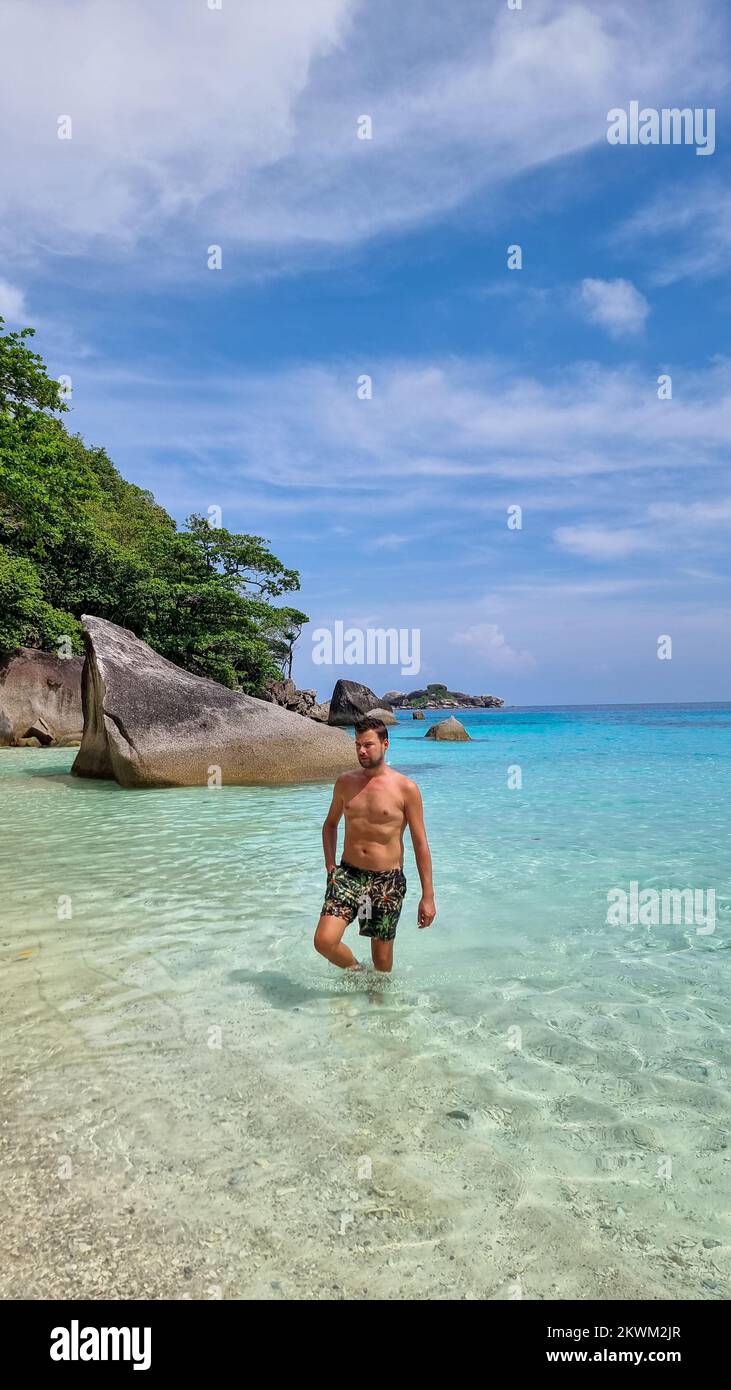 Junge Männer in Badehose am Strand der Similan-Inseln in Thailand. Stockfoto