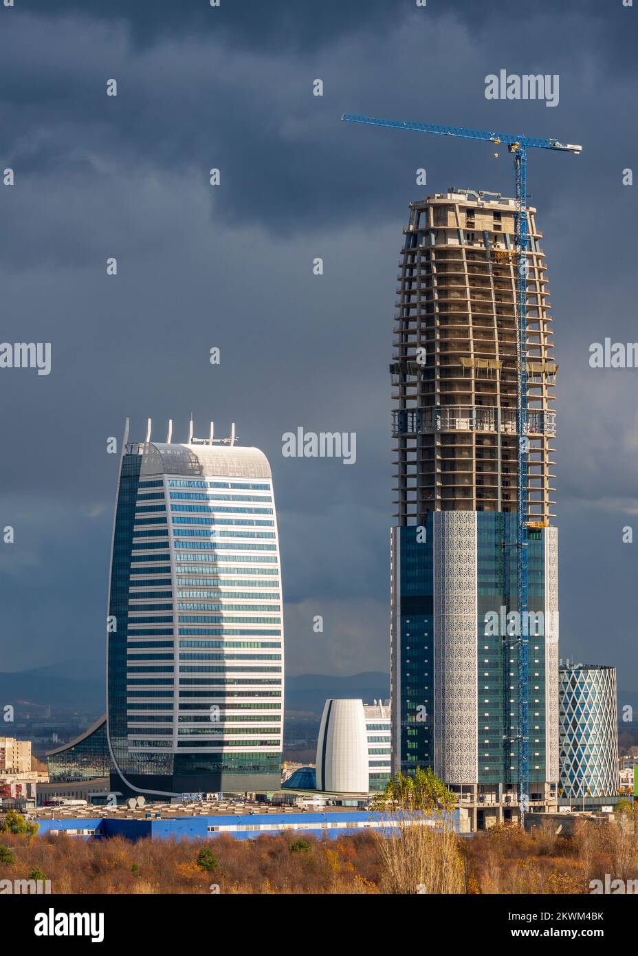 Sky Fort Bürogebäude und im Bau befindliche Baustelle seit November 2022, Sofia, Bulgarien, Osteuropa, Balkan, EU, Kopierbereich Stockfoto