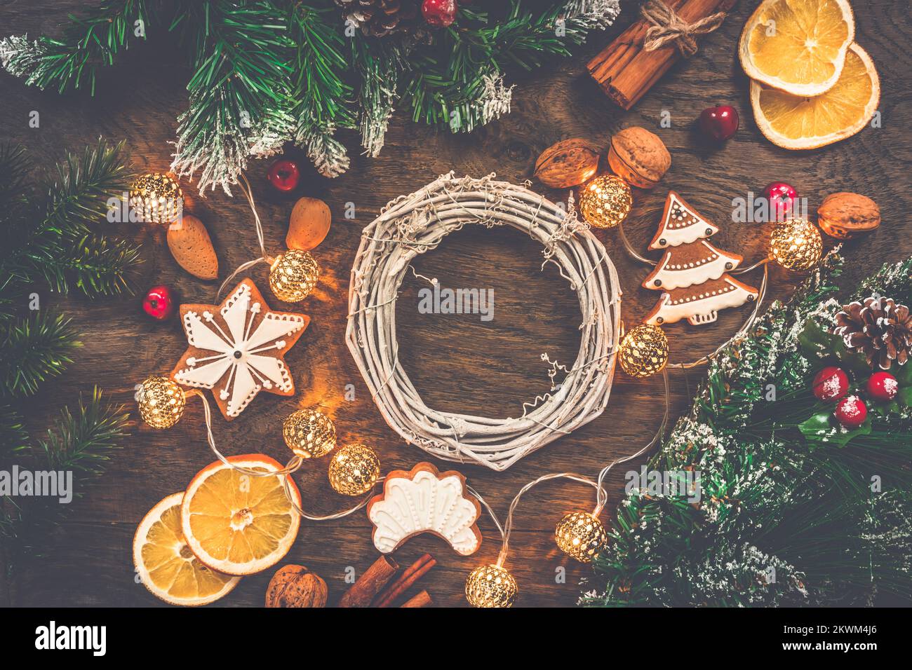 Weihnachtlicher Hintergrund mit Ornamenten, Gewürzen und Lebkuchen auf Holzhintergrund Stockfoto