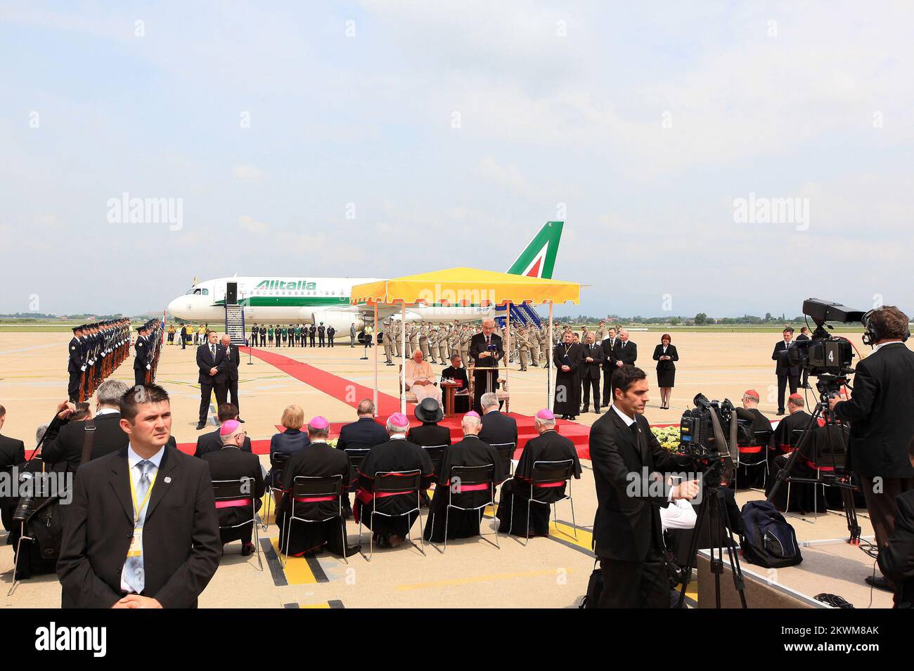 Papst Benedikt XVI. Ist auf dem Flughafen von Zagreb gelandet. Der Präsident Kroatiens, Ivo Josipovic, und die kroatischen Bischöfe begrüßen Papst Benedikt XVI Foto: Slavko Midzor/PIXSELL Stockfoto